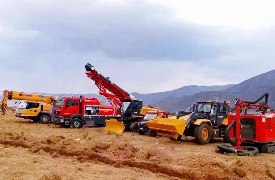 徐工參與空地聯(lián)合營救滅火、“孤島”救援、堰塞湖險情處置等實戰(zhàn)演練。