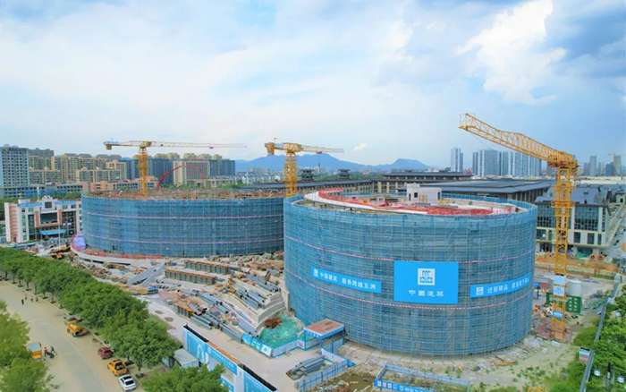 逐浪揚(yáng)帆，徐工塔機(jī)吊起蒼南大劇院“鋼鐵脊梁”