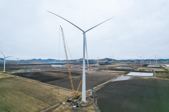 高空之巔，再鑄榮光！XLC18000M助力大型風(fēng)電場首臺(tái)185米風(fēng)機(jī)成功吊裝