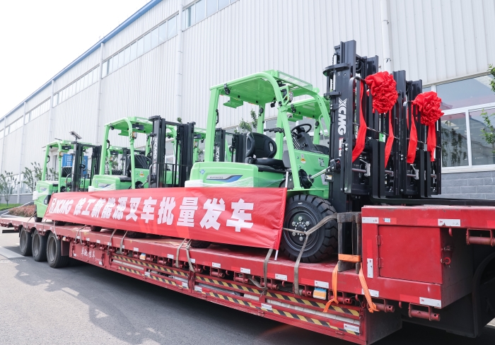 徐工鯤鵬系列電動(dòng)平衡重叉車，再掀浦東貨運(yùn)站高效物流新篇