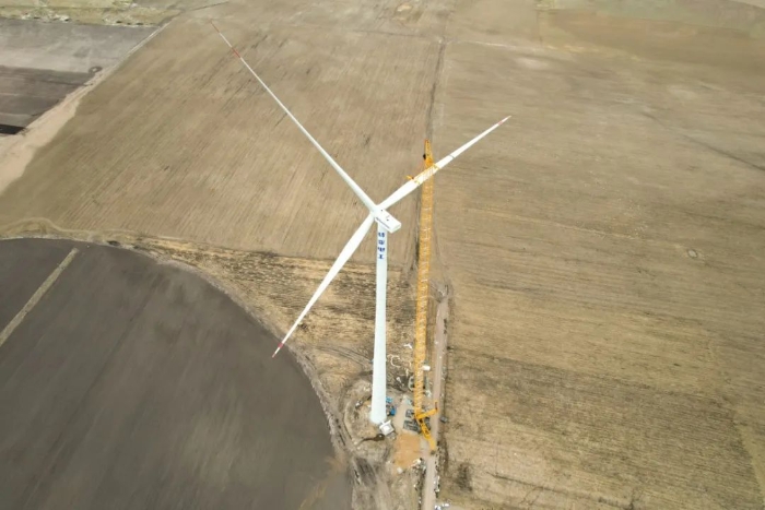 高空之巔，再鑄榮光！XLC18000M助力大型風(fēng)電場首臺(tái)185米風(fēng)機(jī)成功吊裝