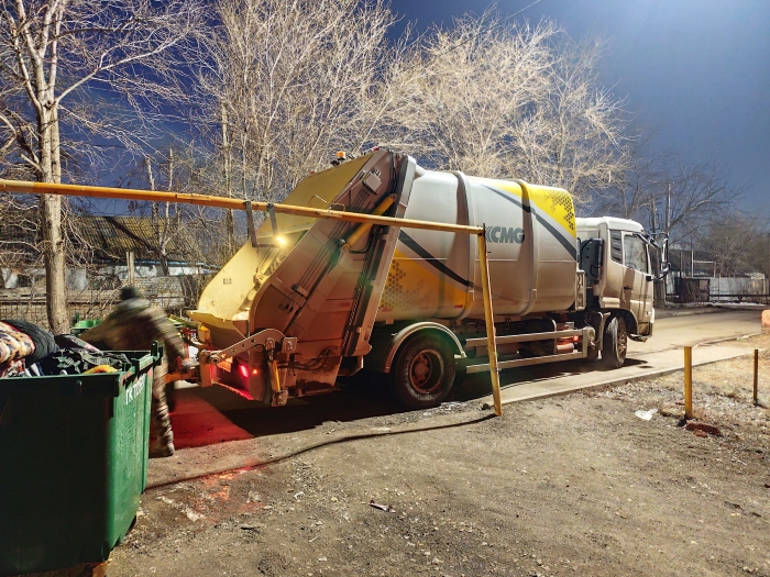 徐工后裝壓縮式垃圾車助力阿斯塔納：高效環(huán)保，助力城市清潔